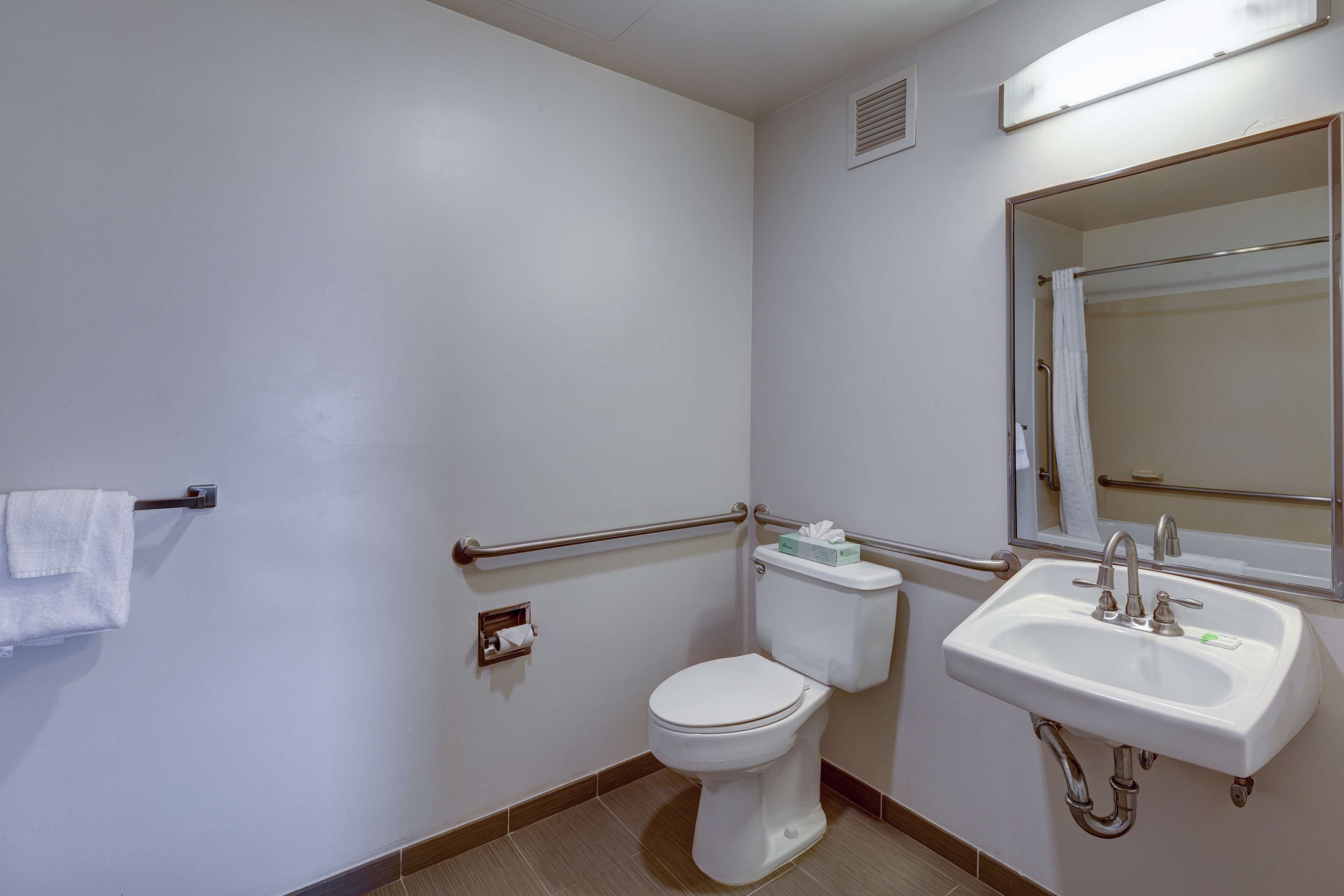 combined shower/bathtub, eco-friendly toiletries, hair dryer, towels