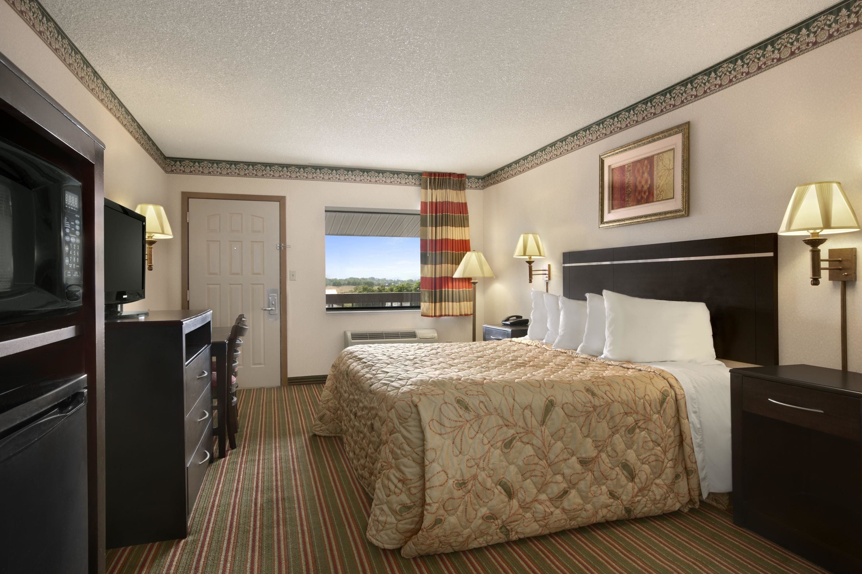 In-room safe, soundproofing, iron/ironing board, free WiFi