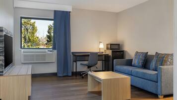 高級寢具、舒適加層、布置獨特、書桌