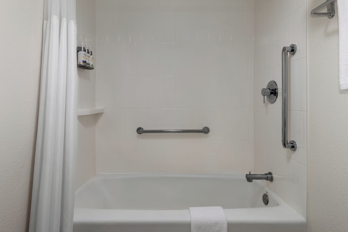 Combined shower/bathtub, hydromassage showerhead, free toiletries