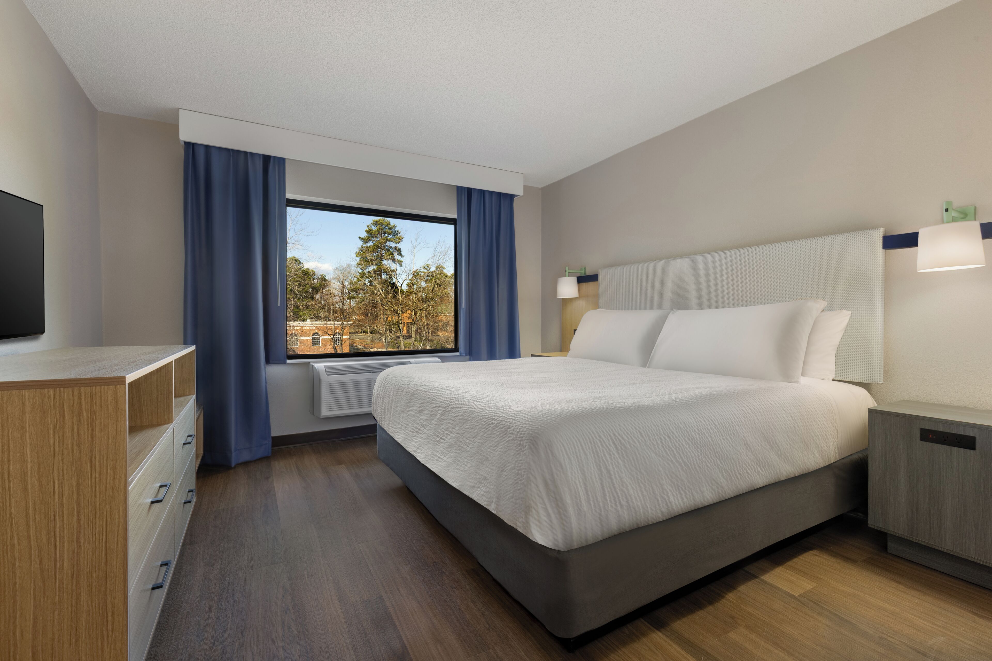 Standaard kamer, 1 kingsize bed, niet-roken | Luxe beddengoed, pillowtop-bedden, individueel gemeubileerd, een bureau