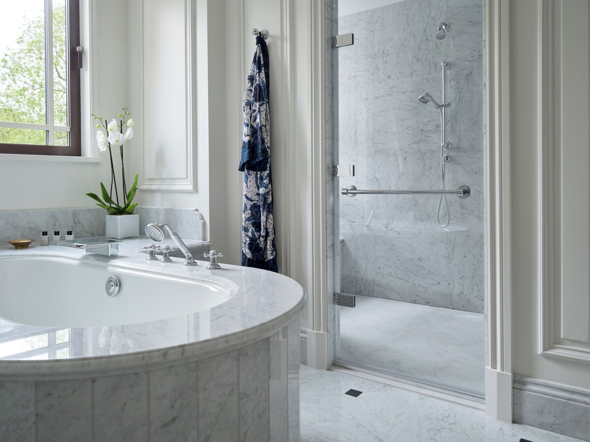 Dorchester Hotel, Separate tub and shower, free toiletries, hair dryer, bathrobes