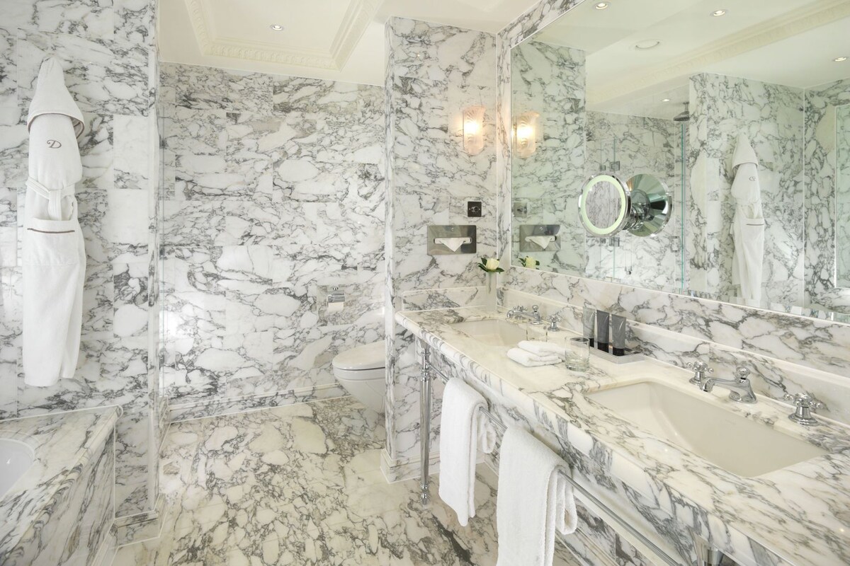 Bathroom | Separate bathtub and shower, free toiletries, hair dryer, bathrobes