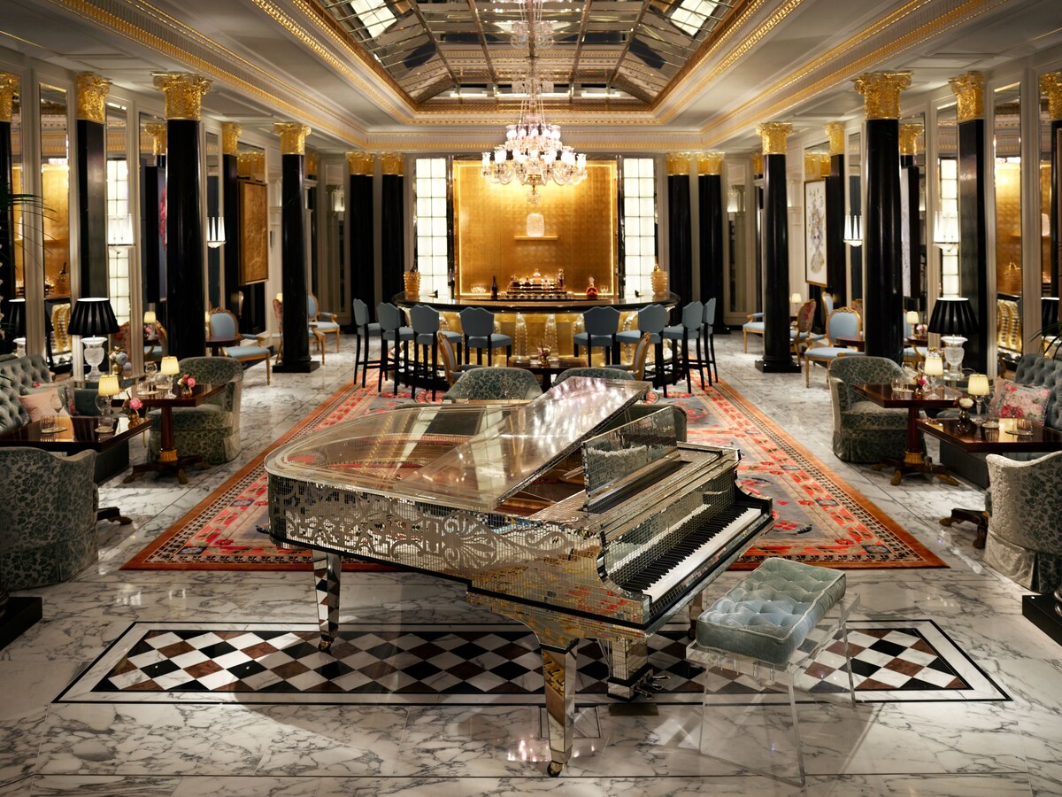 Dorchester Hotel, 2 bars/lounges