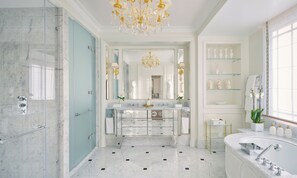 Suite (Suri) | Salle de bain | Baignoire et douche séparées, articles de toilette (gratuits)