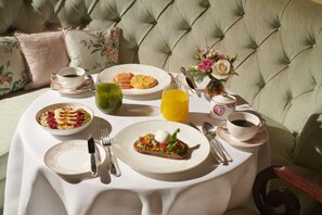 4 restaurants servant le déjeuner, le dîner et le souper