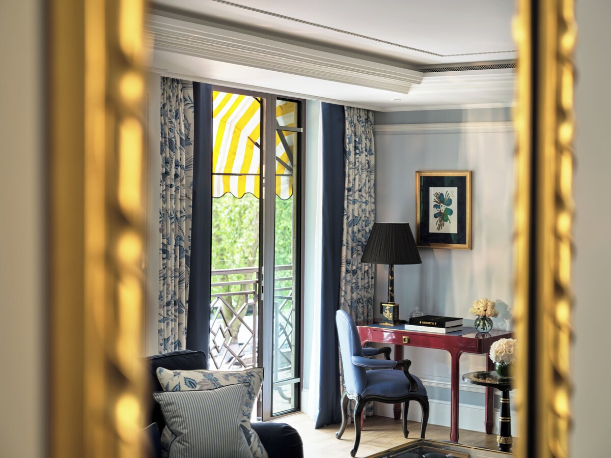 Dorchester Hotel, Suite (Hyde Park) | Living area | Flat-screen TV, DVD player, iPod dock