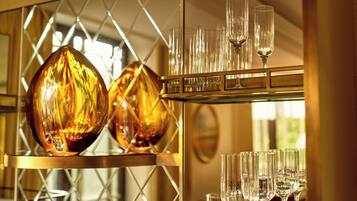 En bardisk med ett glasmontr som innehåller olika typer av glas och en dekorativ glasskulptur.