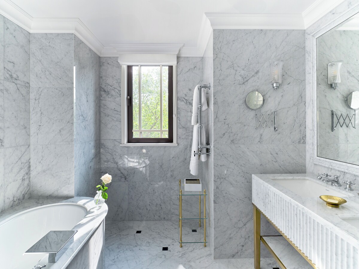 Separate tub and shower, free toiletries, hair dryer, bathrobes
