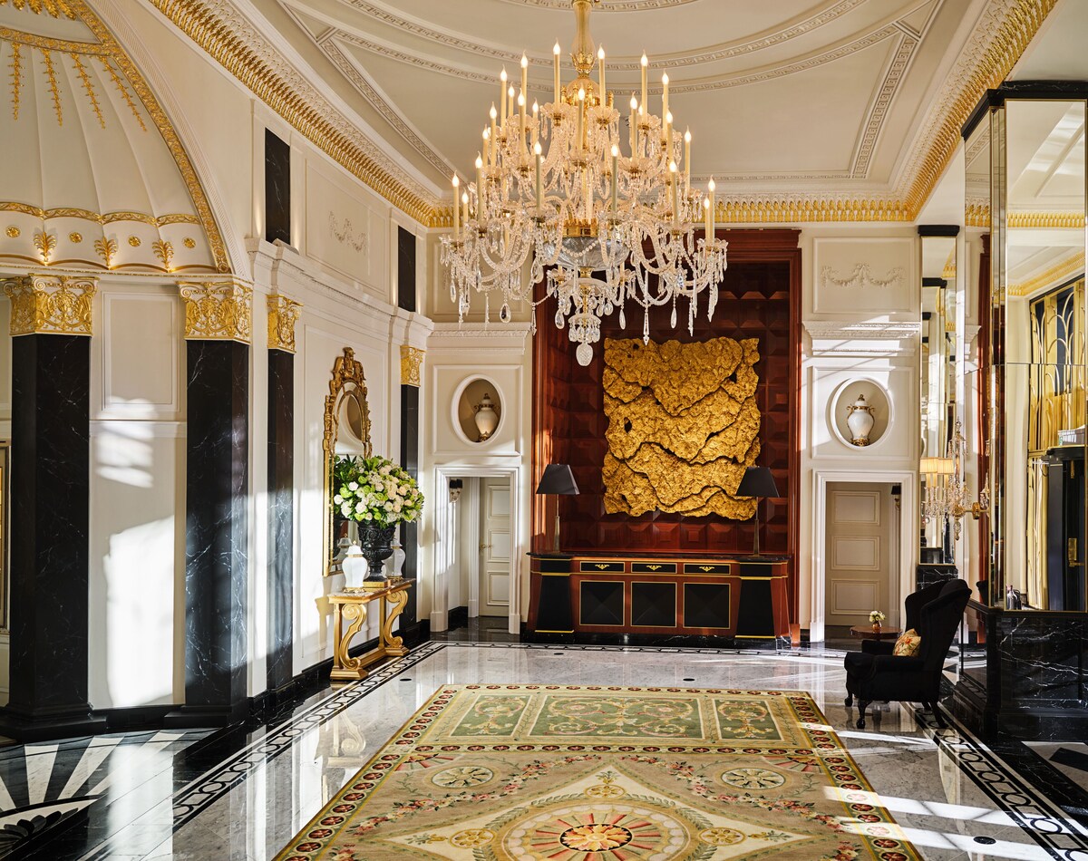 Dorchester Hotel, Reception