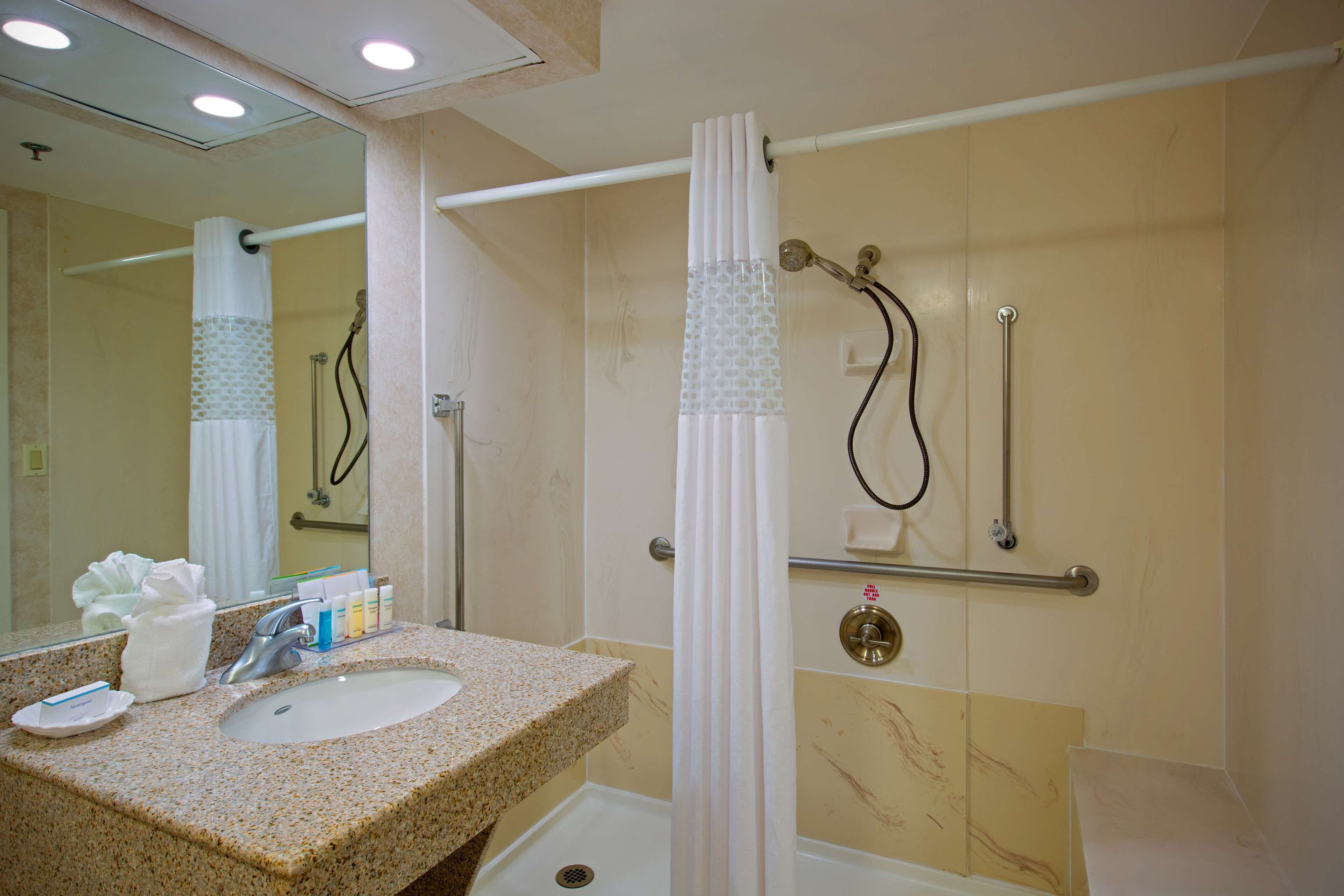 room, 1 queen bed, accessible (roll-in shower) | bathroom | combined shower/bathtub, free toiletries, hair dryer, towels