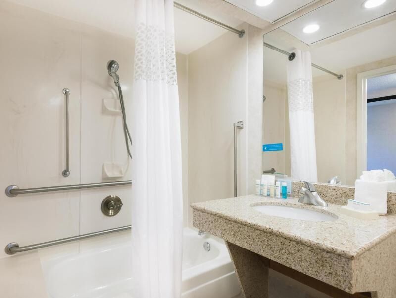 Bathroom | Combined shower/tub, free toiletries, hair dryer, towels