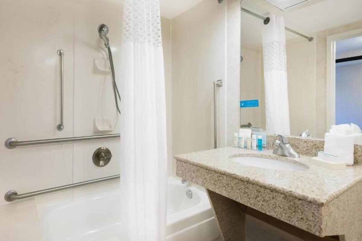 Bathroom | Combined shower/tub, free toiletries, hair dryer, towels