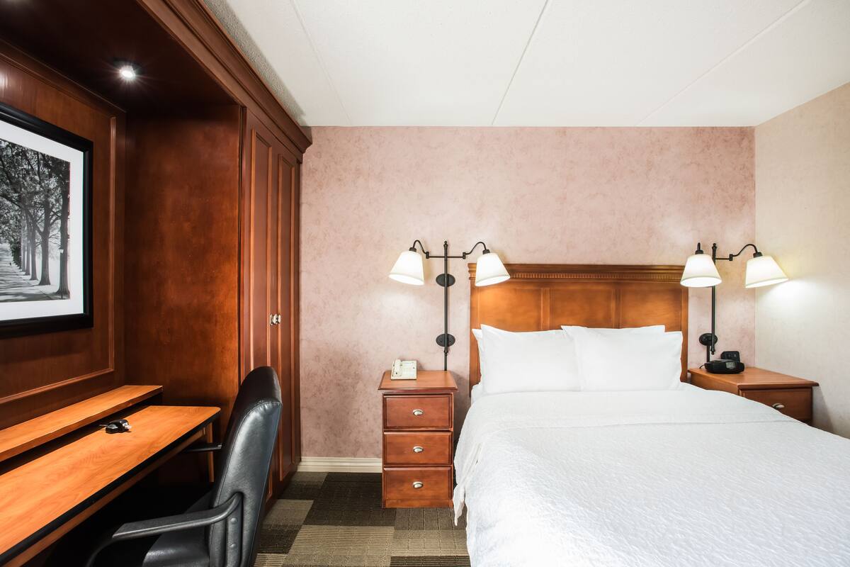 Room, 1 Queen Bed, Accessible (Roll-In Shower)