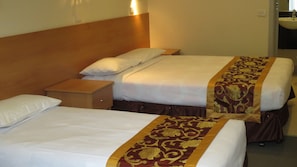 xStandard Twin Room | In-room safe, desk, iron/ironing board, cots/infant beds - Flagstaff City Inn (West Melbourne)
