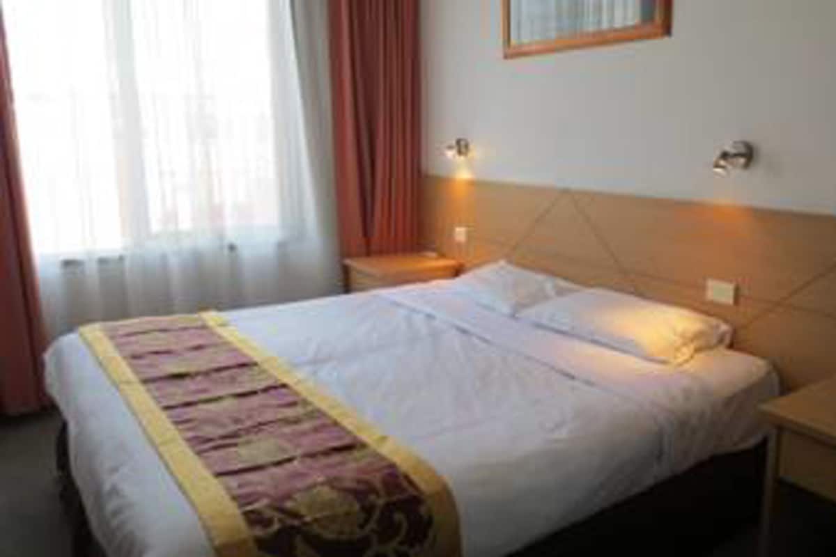 In-room safe, desk, iron/ironing board, cribs (surcharge)