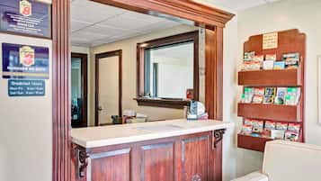 Combined shower/tub, hair dryer, towels