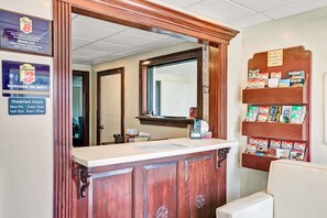 Combined shower/bathtub, hair dryer, towels