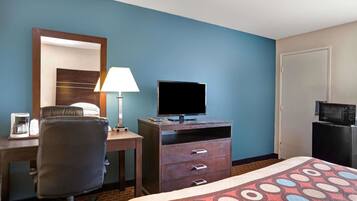 Escritorio, cortinas blackout y tabla de planchar con plancha