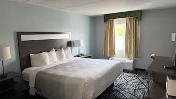 1 chambre, literie de qualité, bureau, fer et planche à repasser