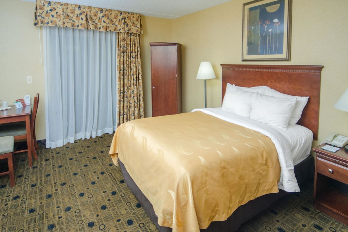 Room, 1 Queen Bed, Accessible, Non Smoking | 1 bedroom, premium bedding, desk, iron/ironing board