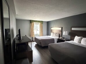 1 slaapkamer, luxe beddengoed, een bureau, een strijkplank/strijkijzer