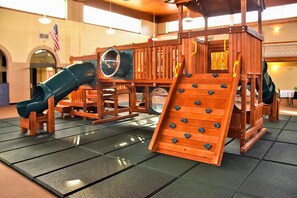 Área de juegos infantiles bajo techo