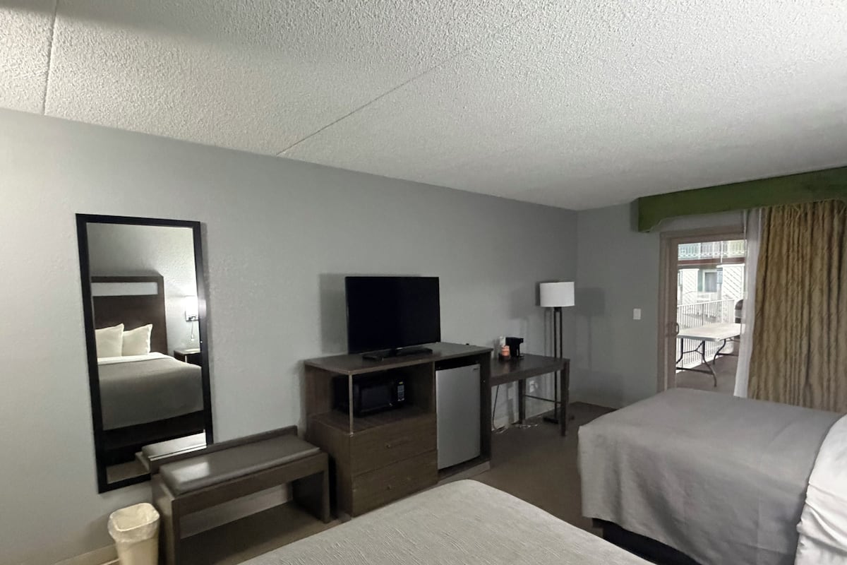 1 slaapkamer, luxe beddengoed, een bureau, een strijkplank/strijkijzer