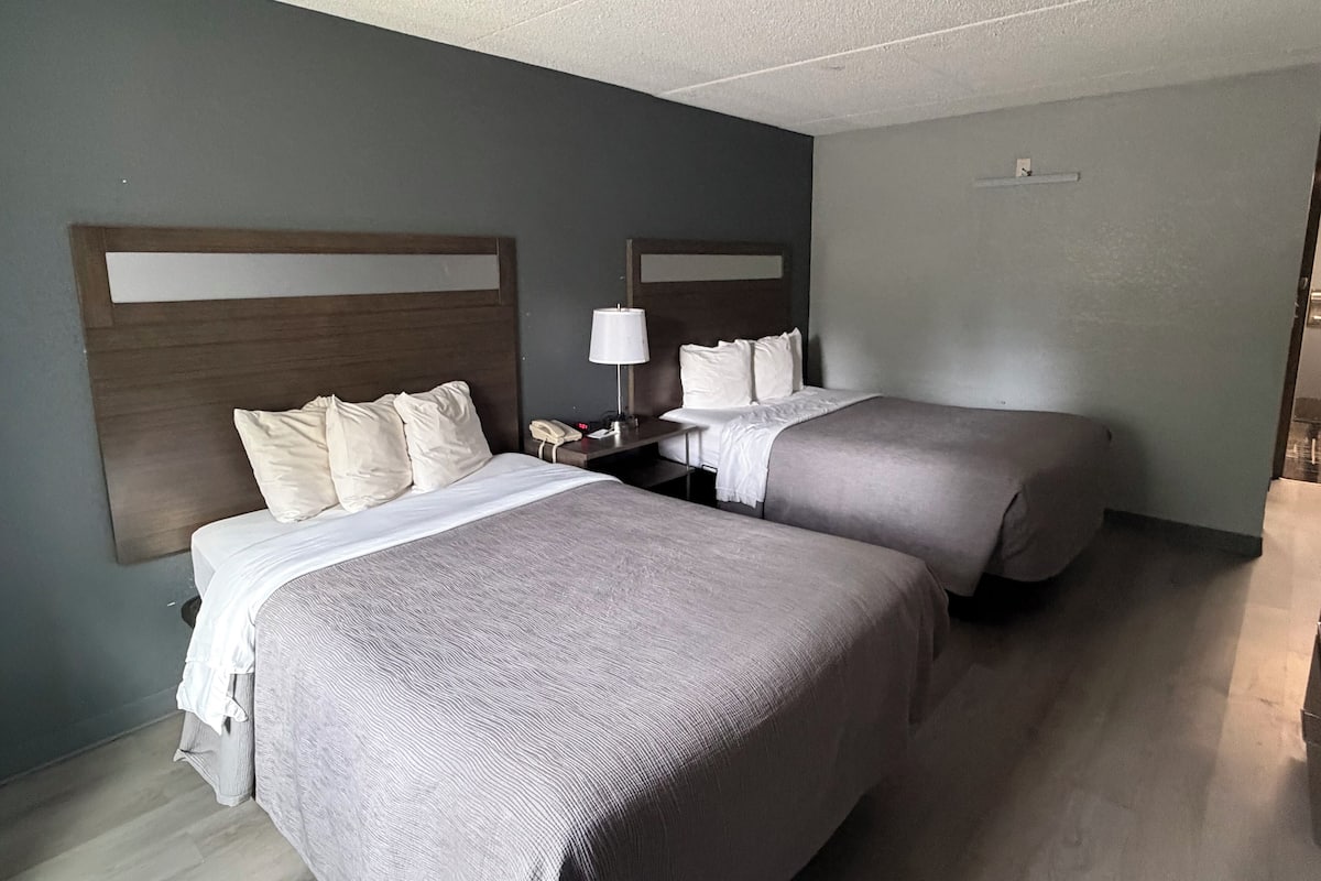 1 slaapkamer, luxe beddengoed, een bureau, een strijkplank/strijkijzer