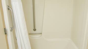 Suihkun ja ammeen yhdistelmä, hiustenkuivaaja, pyyhkeet