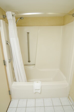 Bañera con ducha, secador de pelo, toallas