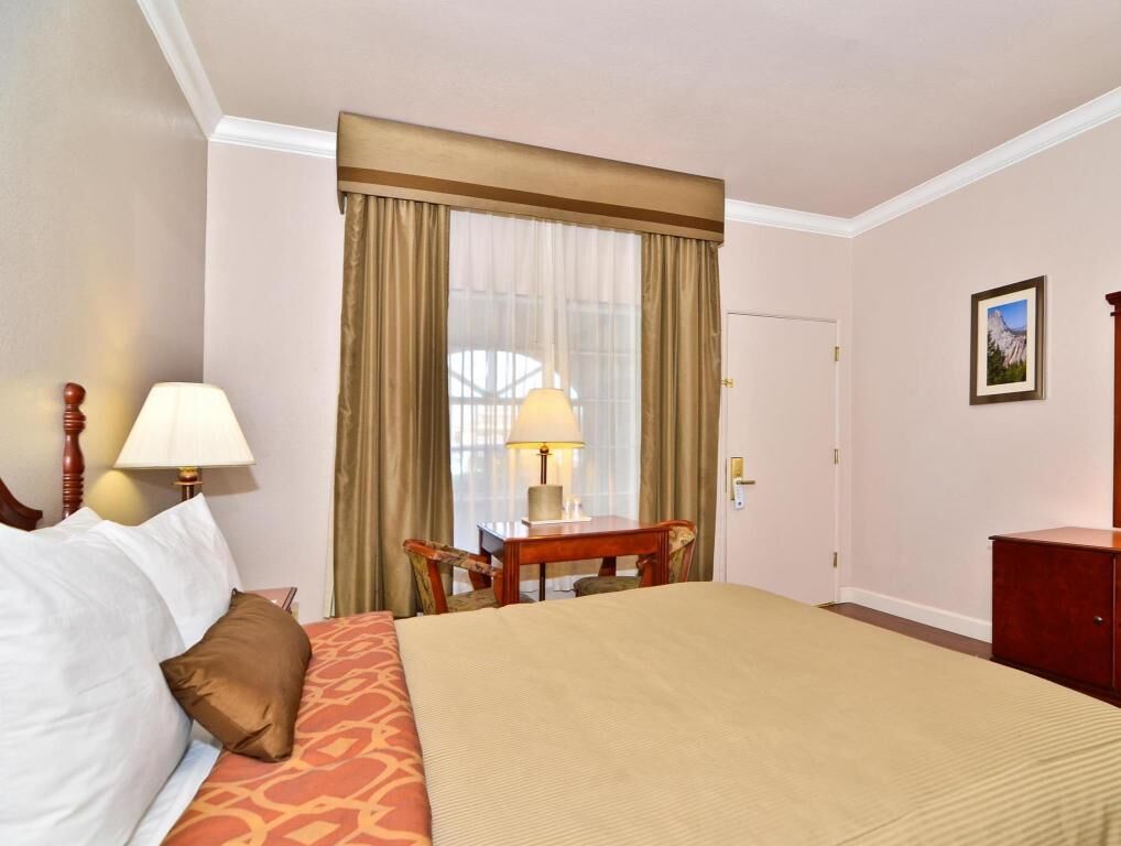 Laptop workspace, iron/ironing board, WiFi, bed sheets