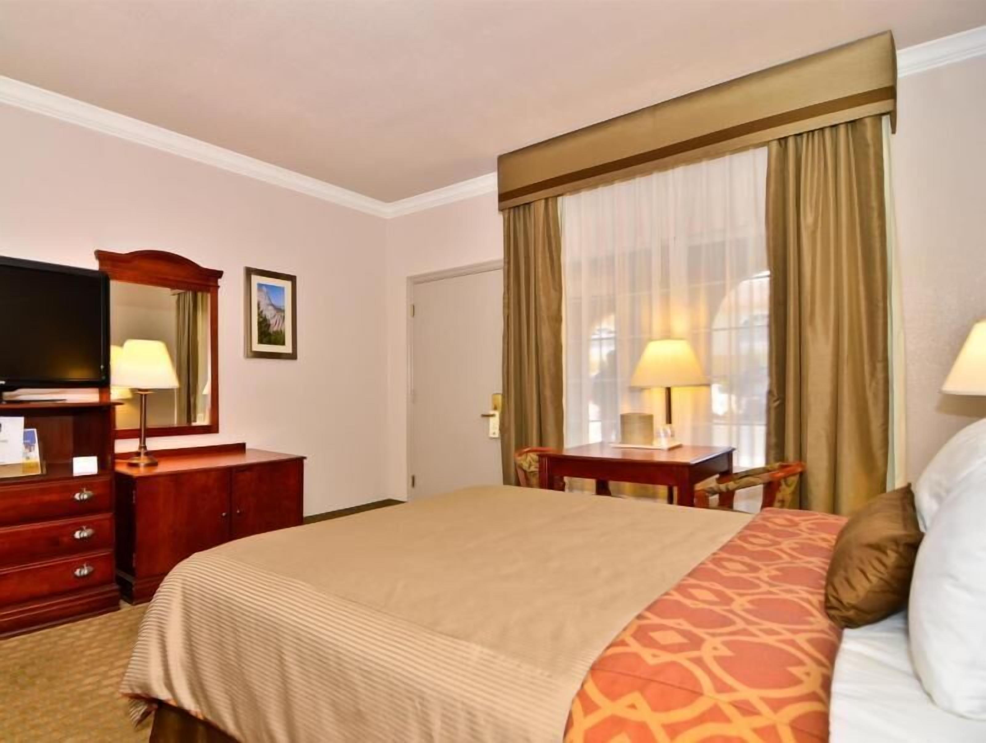 Laptop workspace, iron/ironing board, WiFi, bed sheets
