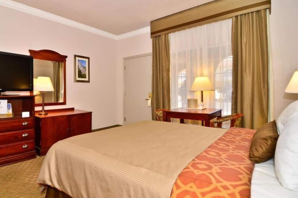 Laptop workspace, iron/ironing board, WiFi, bed sheets