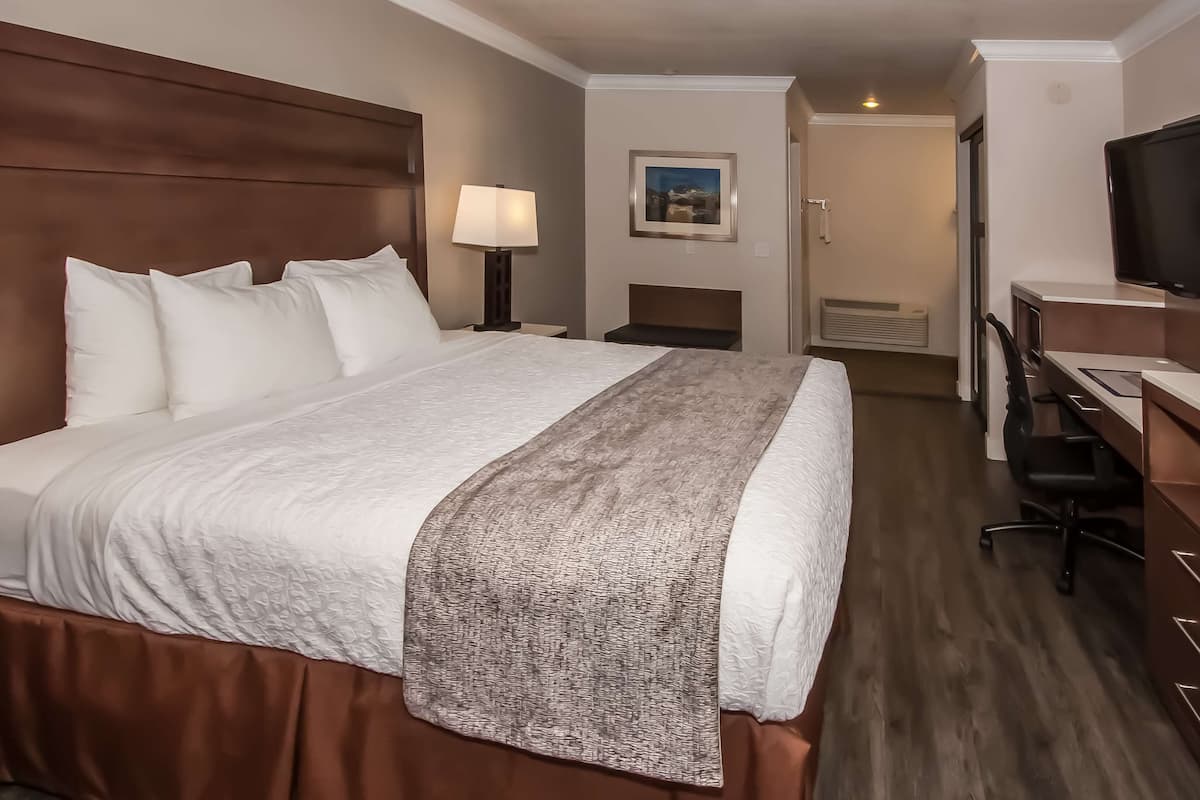 Laptop workspace, iron/ironing board, WiFi, bed sheets