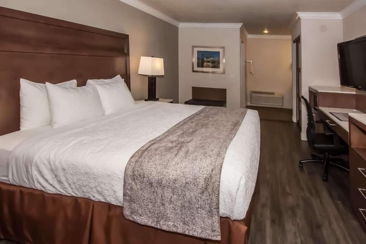 Laptop workspace, iron/ironing board, WiFi, bed sheets