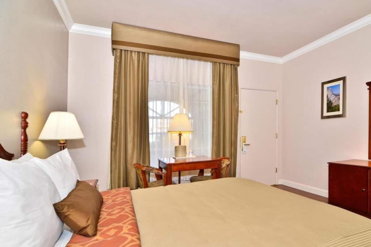 Laptop workspace, iron/ironing board, WiFi, bed sheets