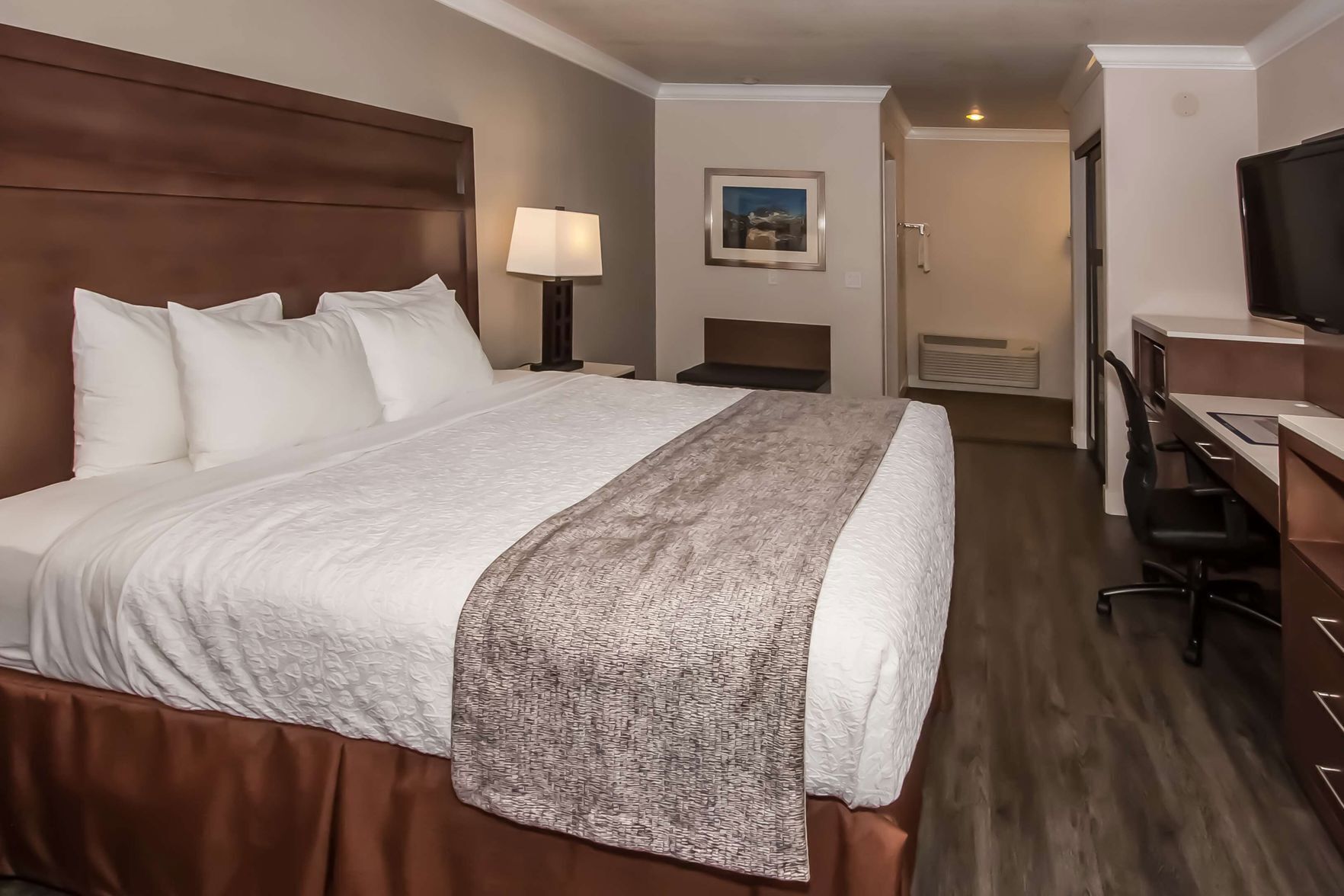 Laptop workspace, iron/ironing board, WiFi, bed sheets