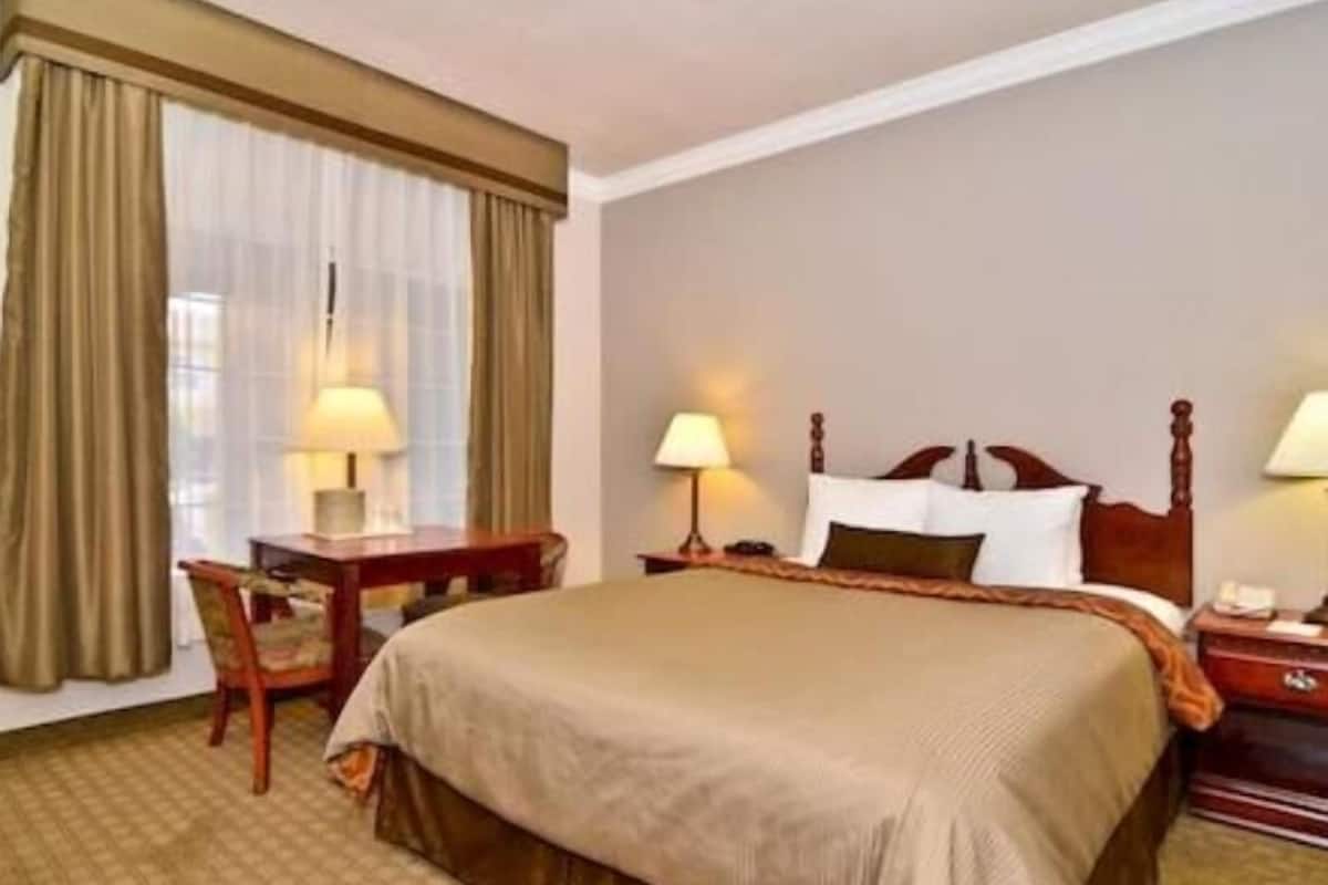Laptop workspace, iron/ironing board, WiFi, bed sheets