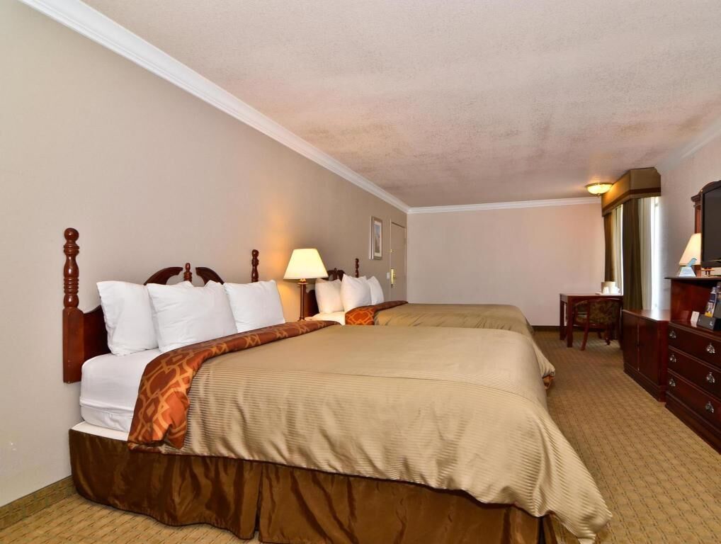 Laptop workspace, iron/ironing board, WiFi, bed sheets