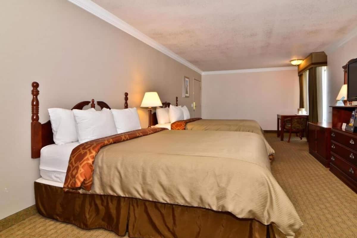 Laptop workspace, iron/ironing board, WiFi, bed sheets