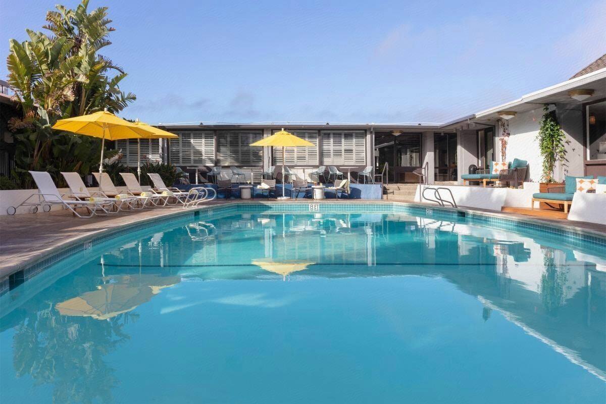 Pool | Outdoor pool, a heated pool, open 9:00 AM to 10:00 PM, pool loungers