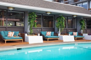 Una piscina al aire libre, una piscina climatizada, tumbonas