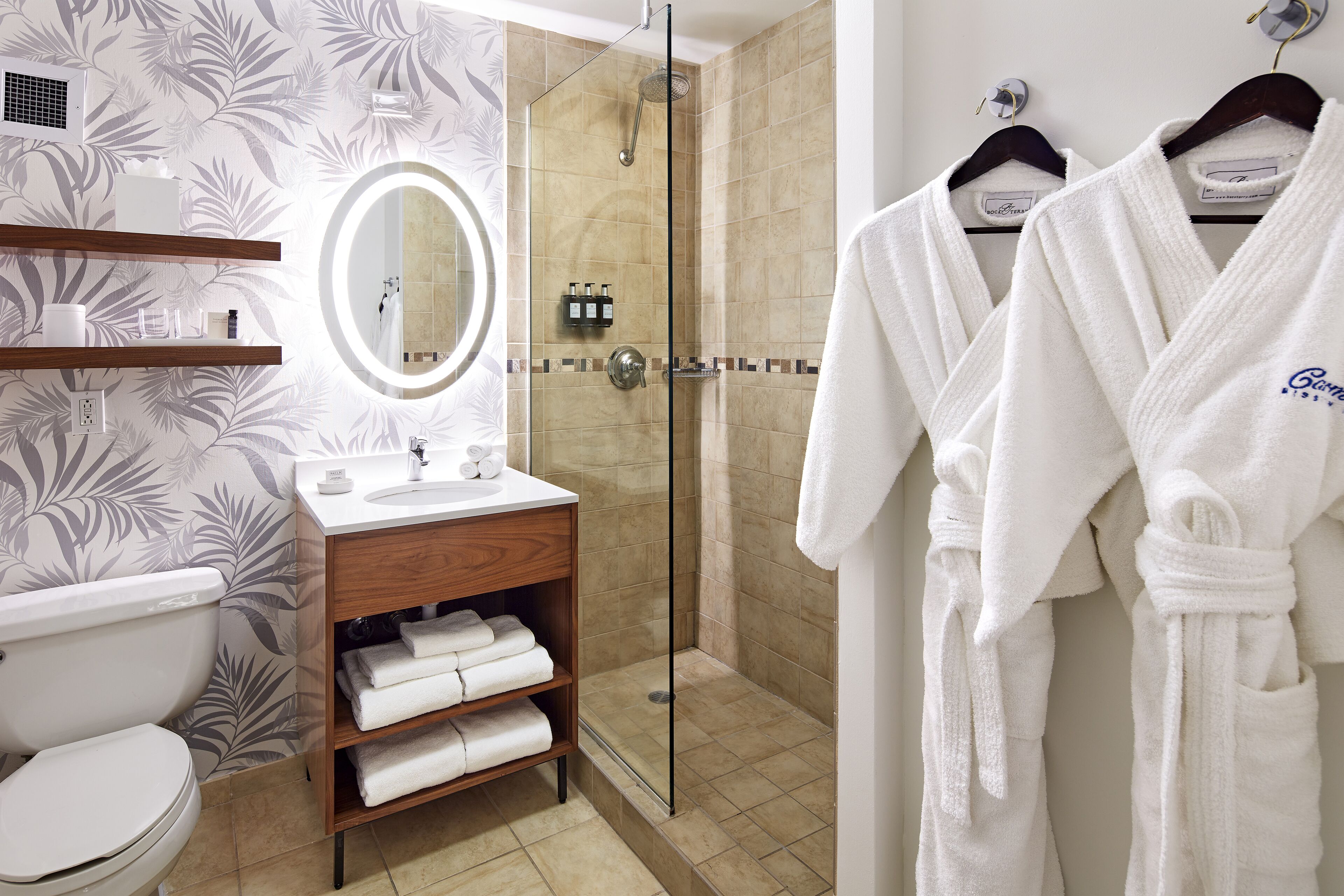 Articles de toilette gratuits, sèche-cheveux, peignoirs