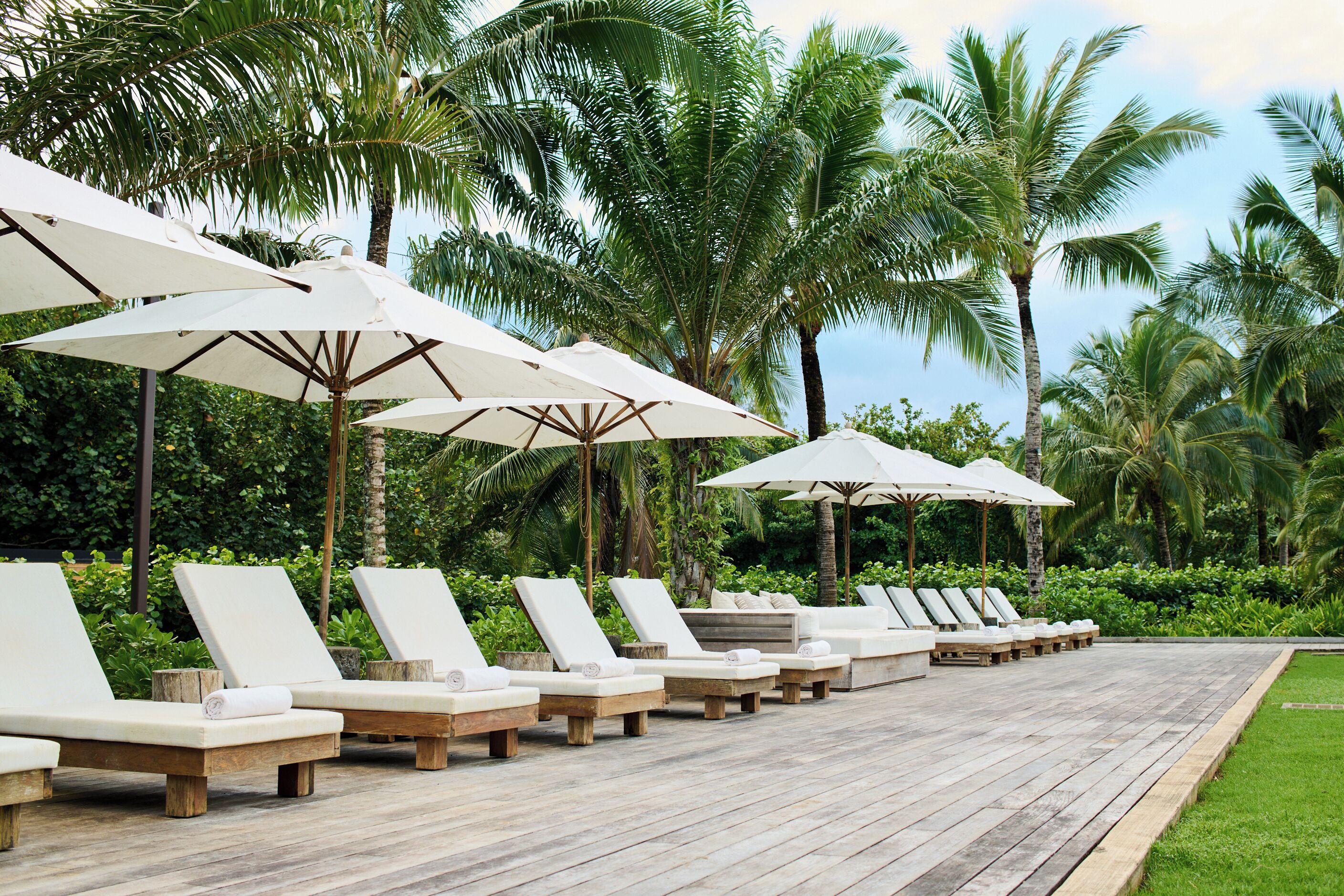 Serveert ontbijt, Hawaiiaanse gerechten, zeezicht 