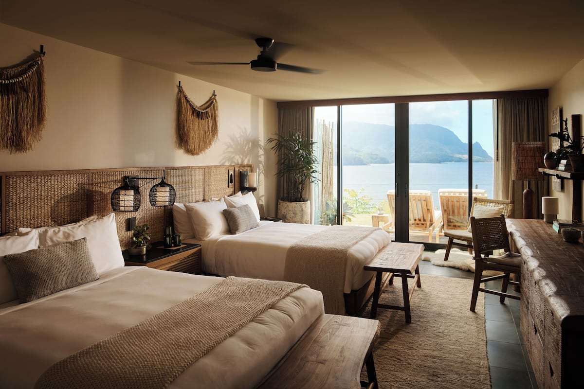 Zimmer, 2 Queen-Betten, Terrasse, Meerblick | 1 Schlafzimmer, Allergikerbettwaren, Minibar, Zimmersafe