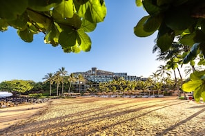 Sulla spiaggia, sabbia bianca, cabine da spiaggia gratuite