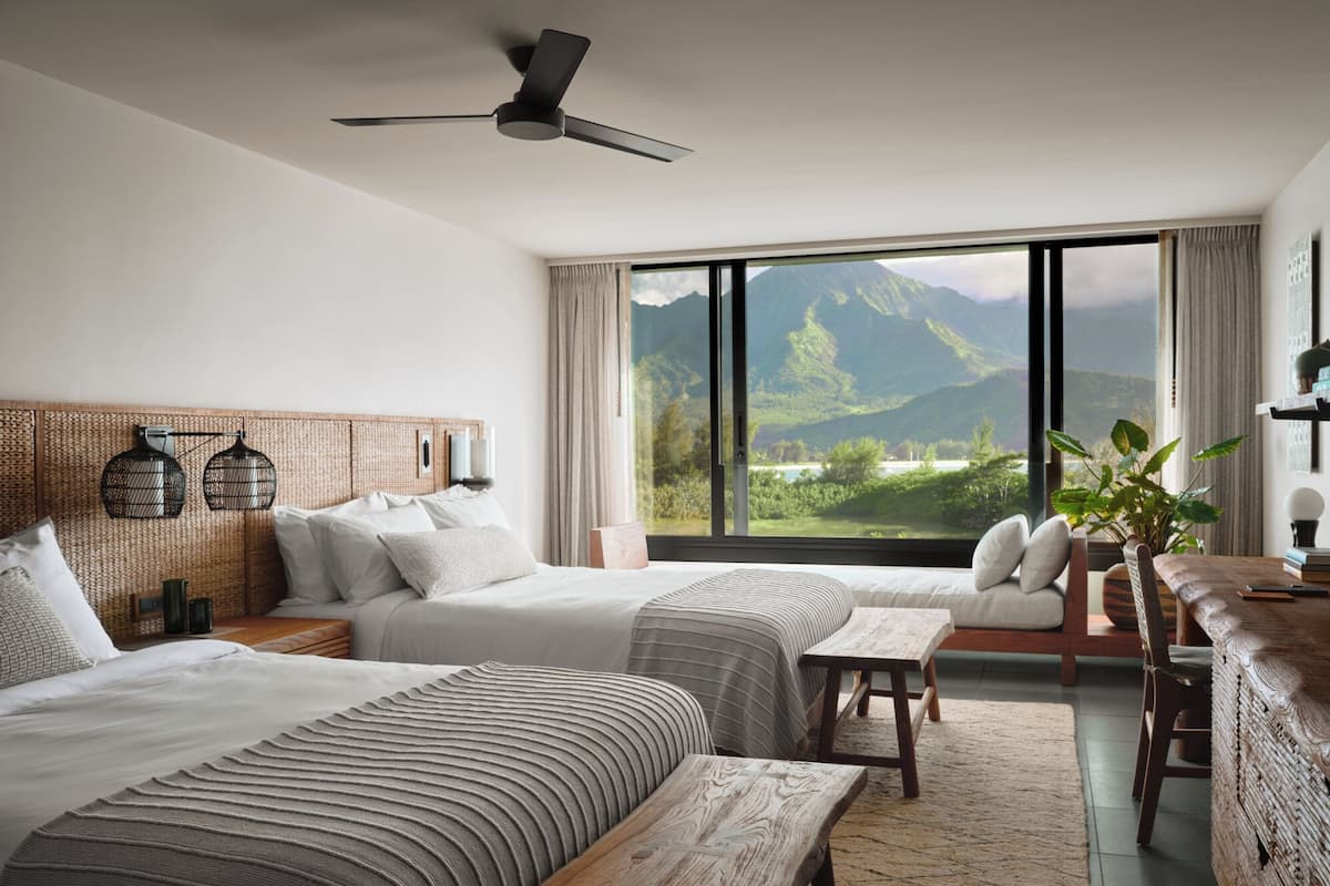 Zimmer, 2 Queen-Betten, Bergblick | 1 Schlafzimmer, Allergikerbettwaren, Minibar, Zimmersafe