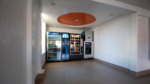Un intérieur propre et moderne, équipé de distributeurs automatiques et d’un réfrigérateur.
