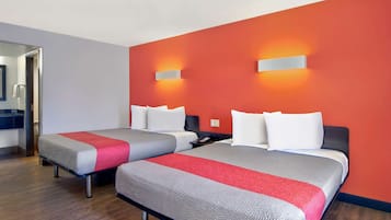 Escritorio, tabla de planchar con plancha, wifi gratis y ropa de cama